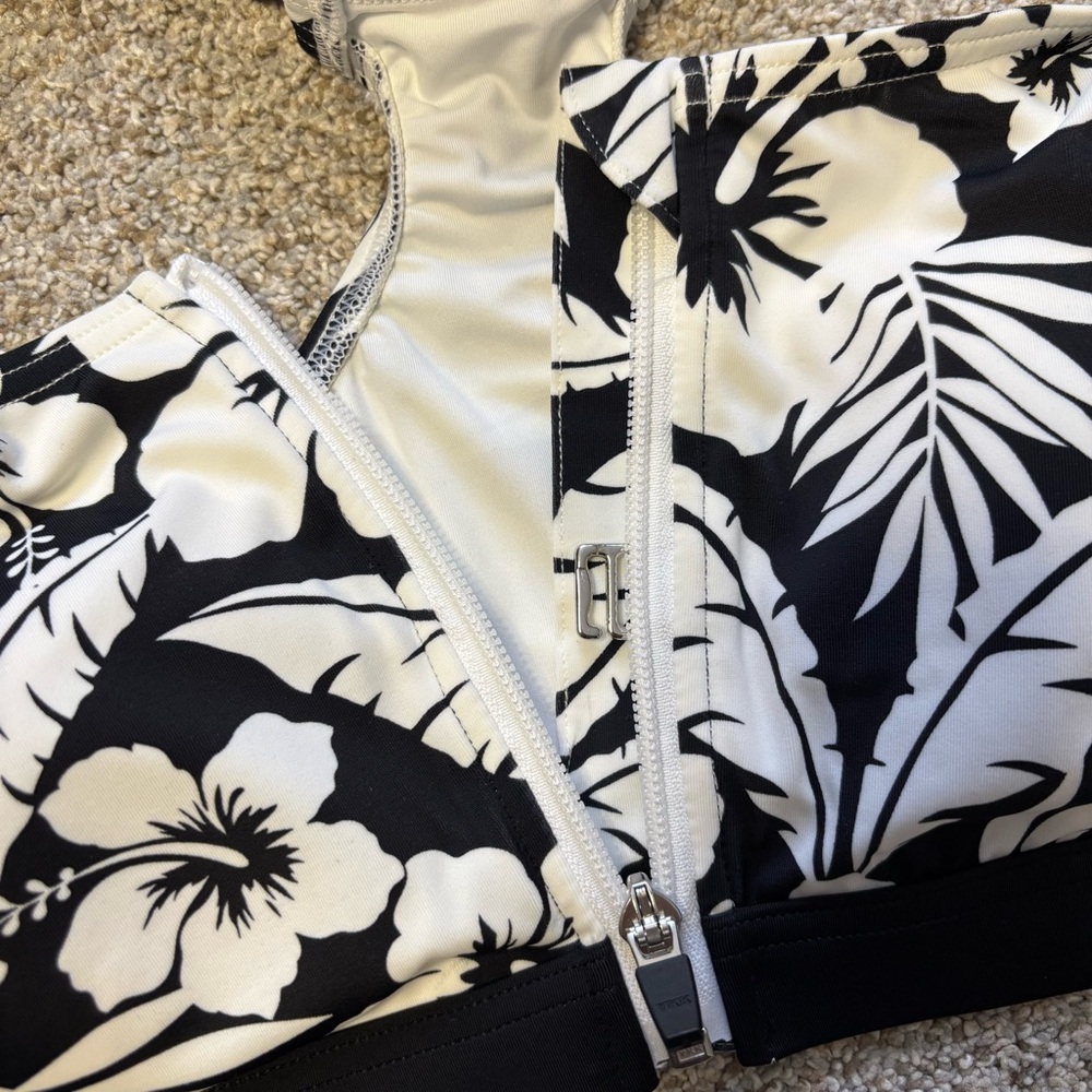 Lands end black and white hibiscus floral sporty bikini top NWT - Picture 2 of 5